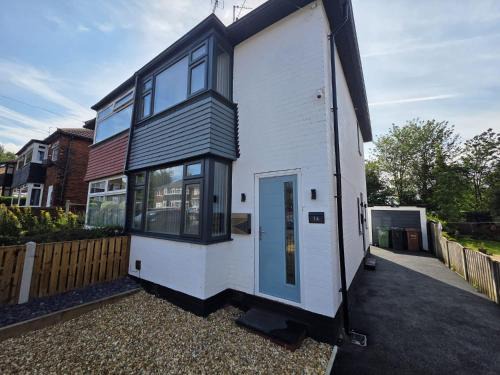 Beeston House | House - Sleeps 4 - Parking - Garden - City Centre
