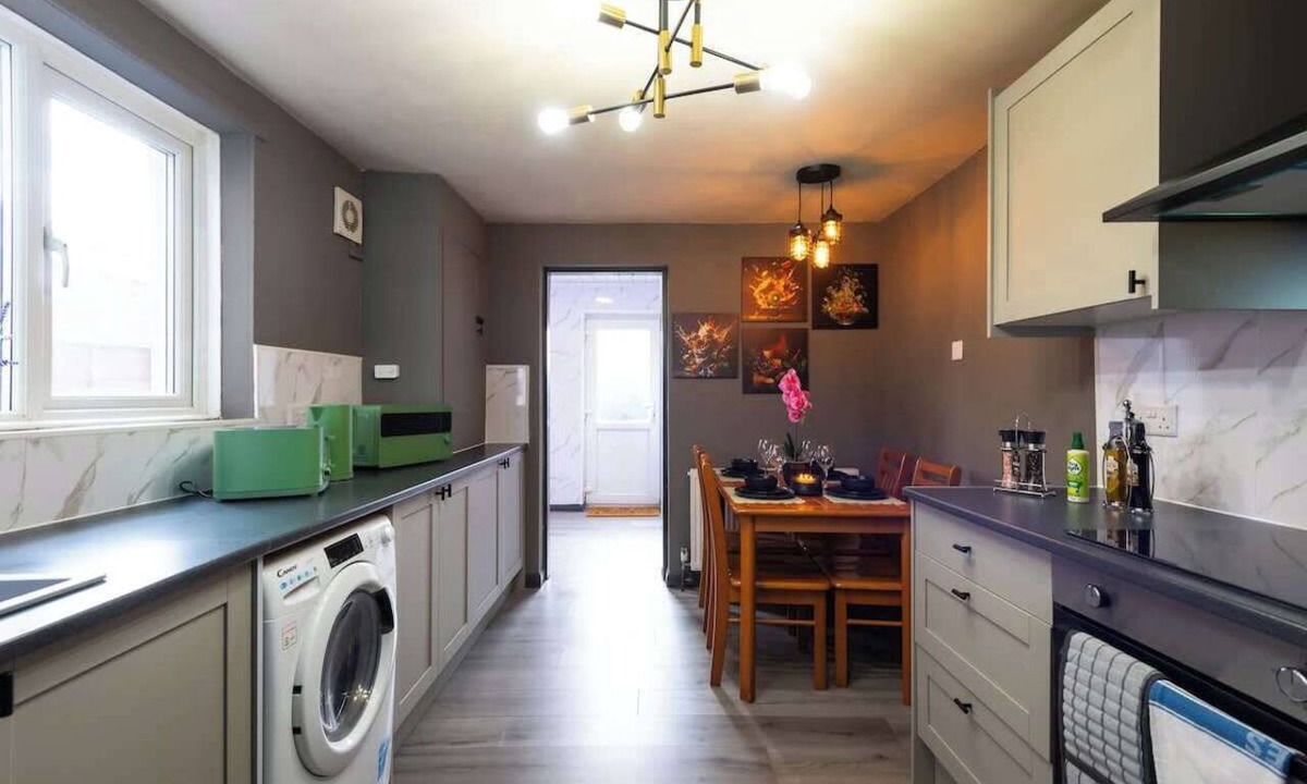 Hull House | Hull Comfort 4BR Amen Home | 2 Bathrooms | Central