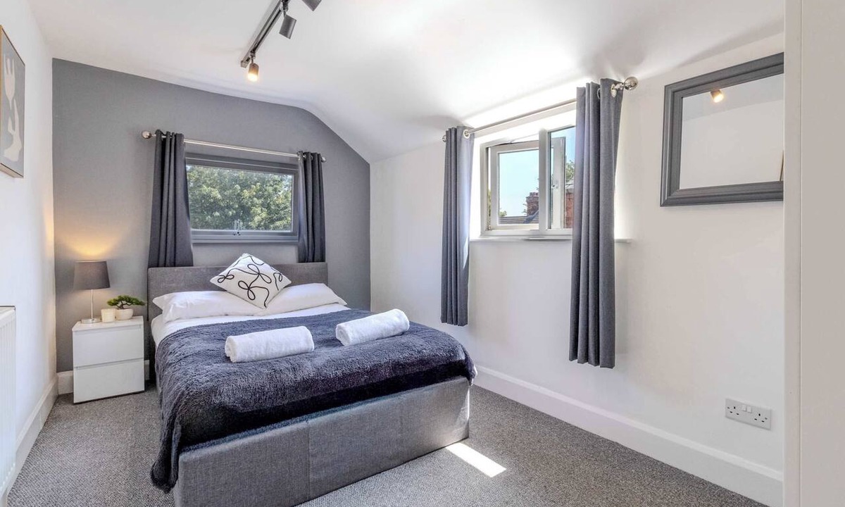 Kettering House | Ideal for Contractors | Close to Hospital | Wi-Fi