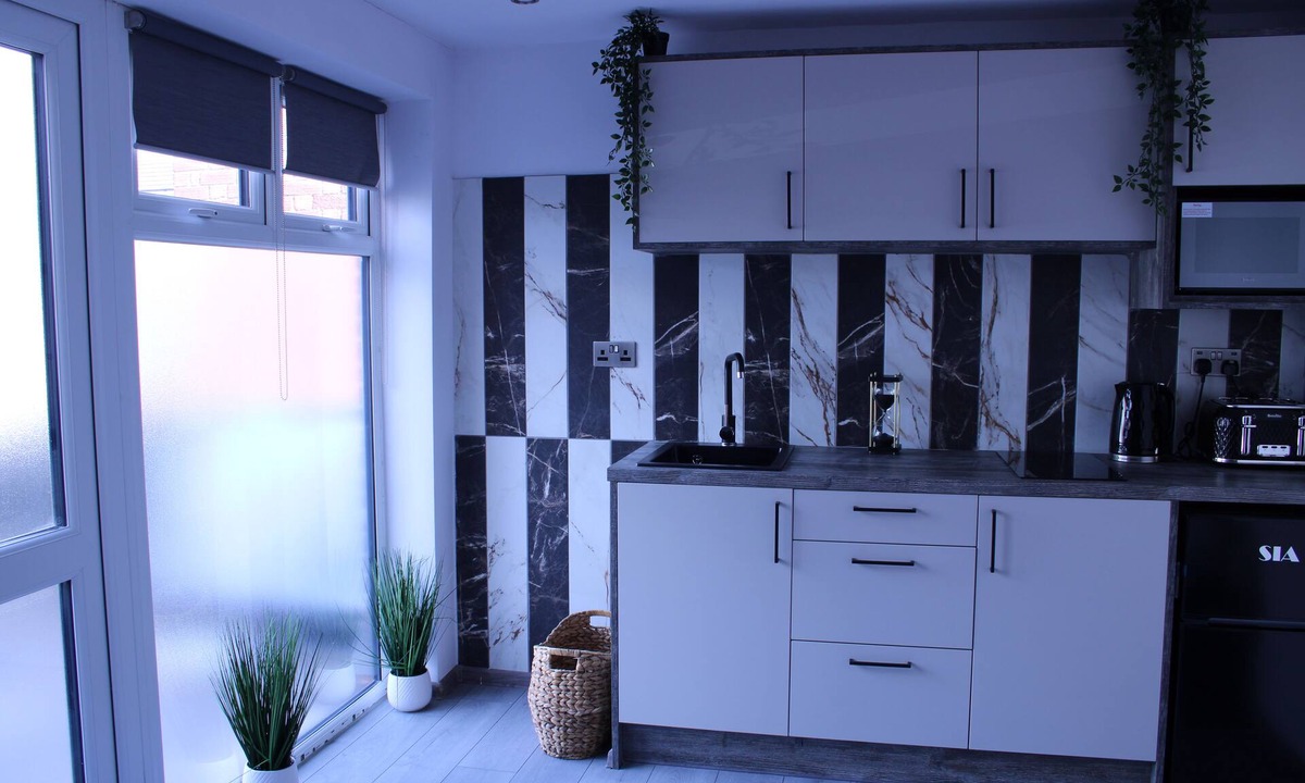 Peterborough Apartment | Ideal Work Stay Studio 1 - Ensuite, Kitchenette & Communal Area