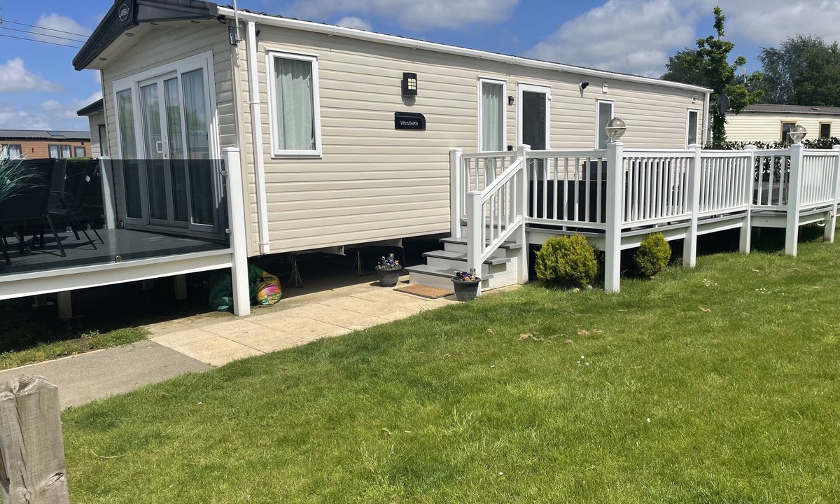 Tattershall House | Immaculate 6 berth home with a large luxury hot tub at Tattershall Lakes