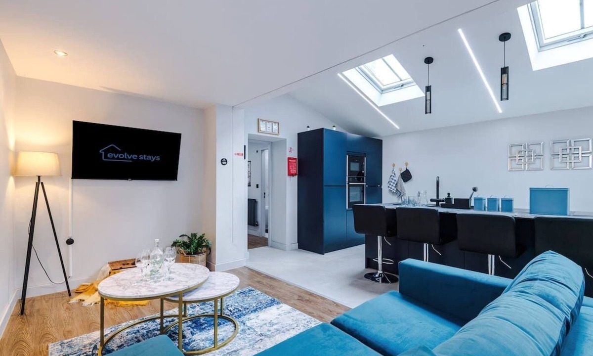 Northwich House | Incredible Home, Games Room, Sleeps 8, Parking Inc