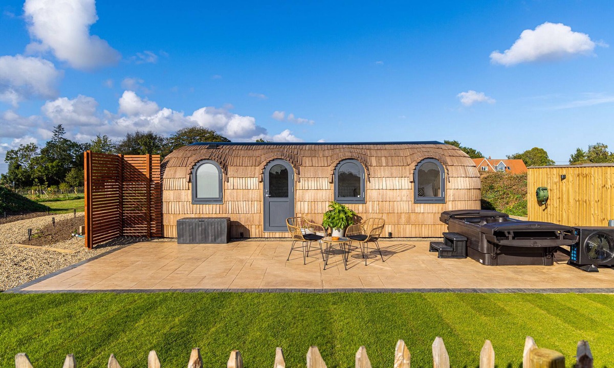 Arnold Cottage | INDREK - MAYFLOWER MEADOW, romantic, with hot tub in Brandesburton