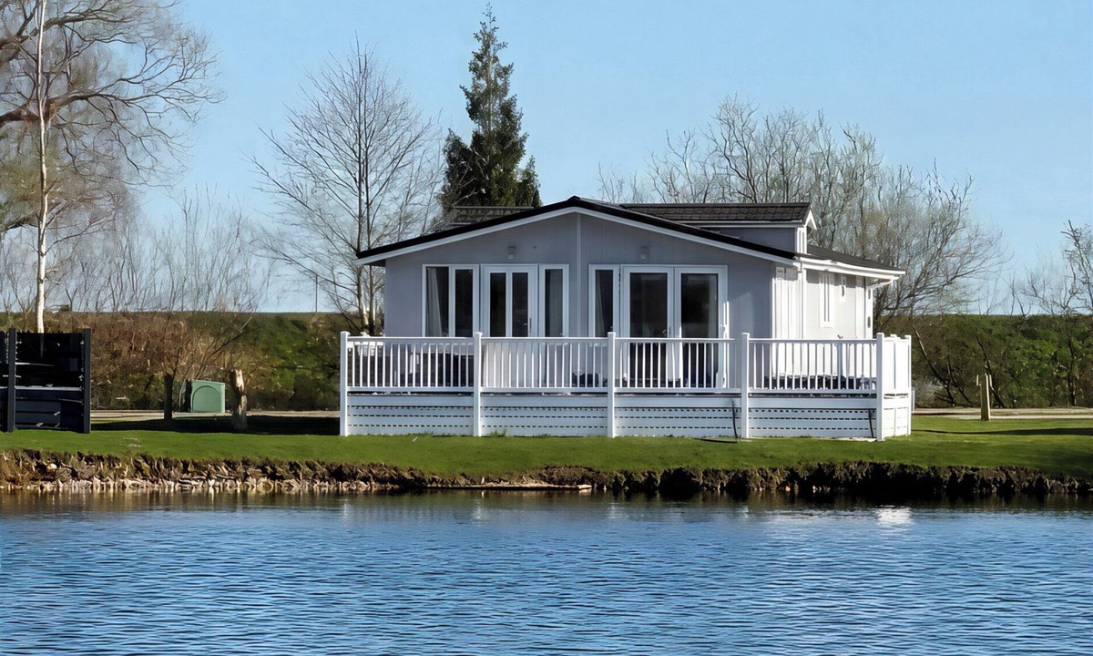Tattershall Cottage | INDULGENCE FISHING LODGE WITH PRIVATE HOT TUB in Tattershall