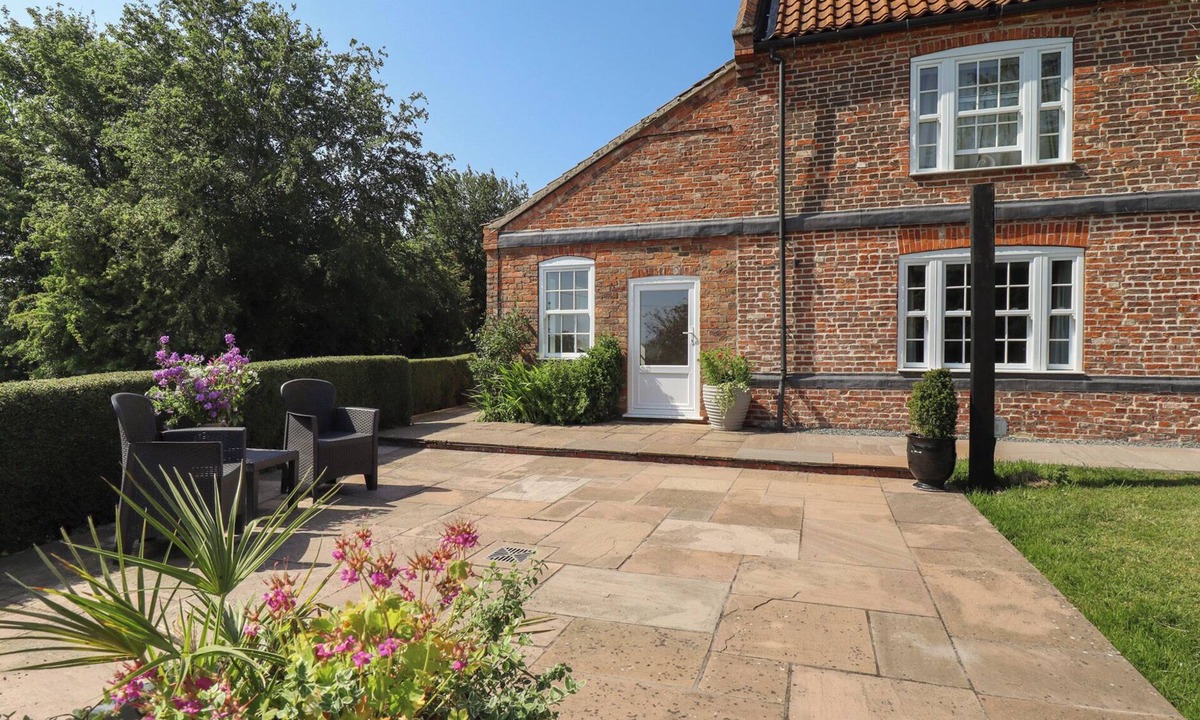 Louth Cottage | IVY HOUSE, romantic, with hot tub in Louth