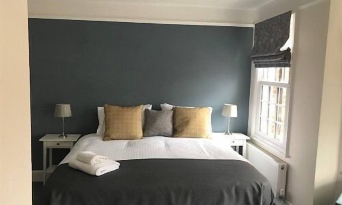 Oxford House | King-Deluxe-Ensuite with Shower