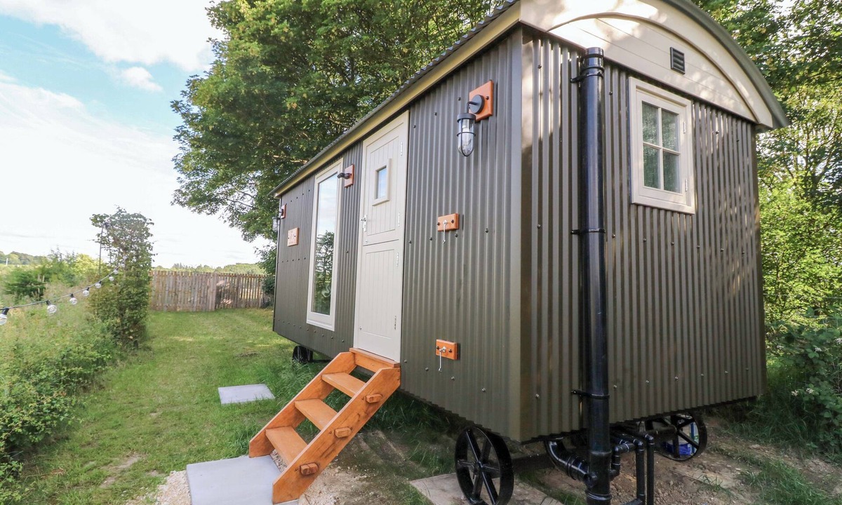 Aston Cottage | KINGFISHER HUT, romantic, with a garden in Sheffield
