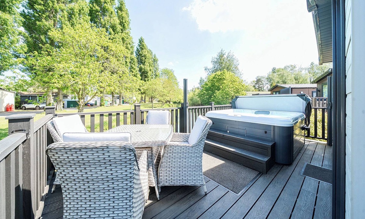 Great Houghton Cottage | LAKESIDE LULLABY - BILLING AQUADROME in Billing Aquadrome Holiday Park