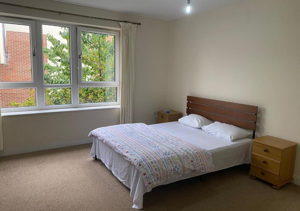 Bletchley Villa | Langham Lake House Spacious 5 BR House with Free Parking