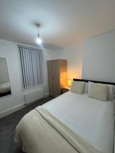 Willenhall Apartment | Large 6-Bedroom Family Home in Willenhall