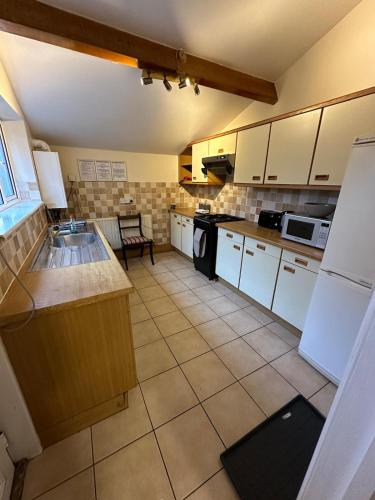 Boston House | Large 6 Bedroom House In The Centre with lots of road parking