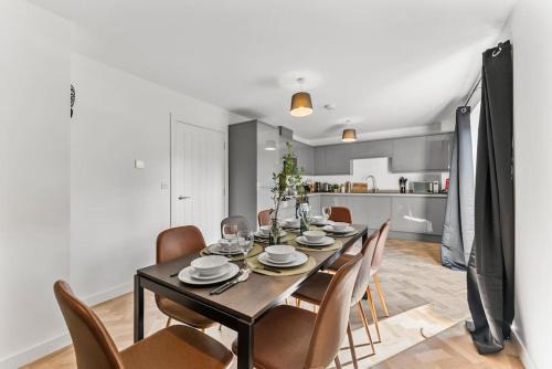 Newark upon Trent House | Large and Stylish Abode in Nottingham - Sleeps 15