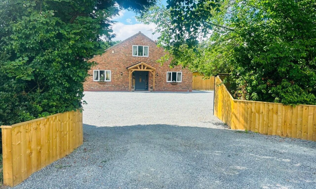 Winestead Cottage | Lavender Cottage - Sleeps 12+ Hot Tub, Games Room, Pet Friendly