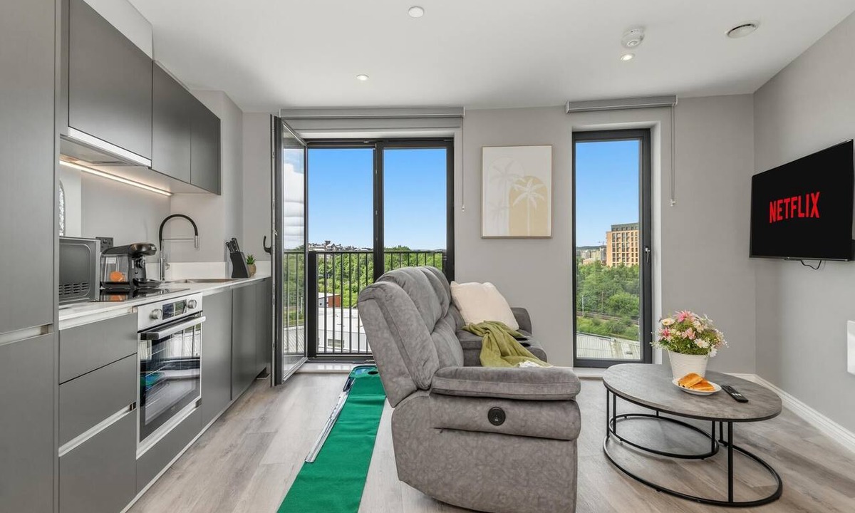 Holbeck Apartment | Leeds Central Stay-Mini Golf & Dart Board Included - Pass the Keys