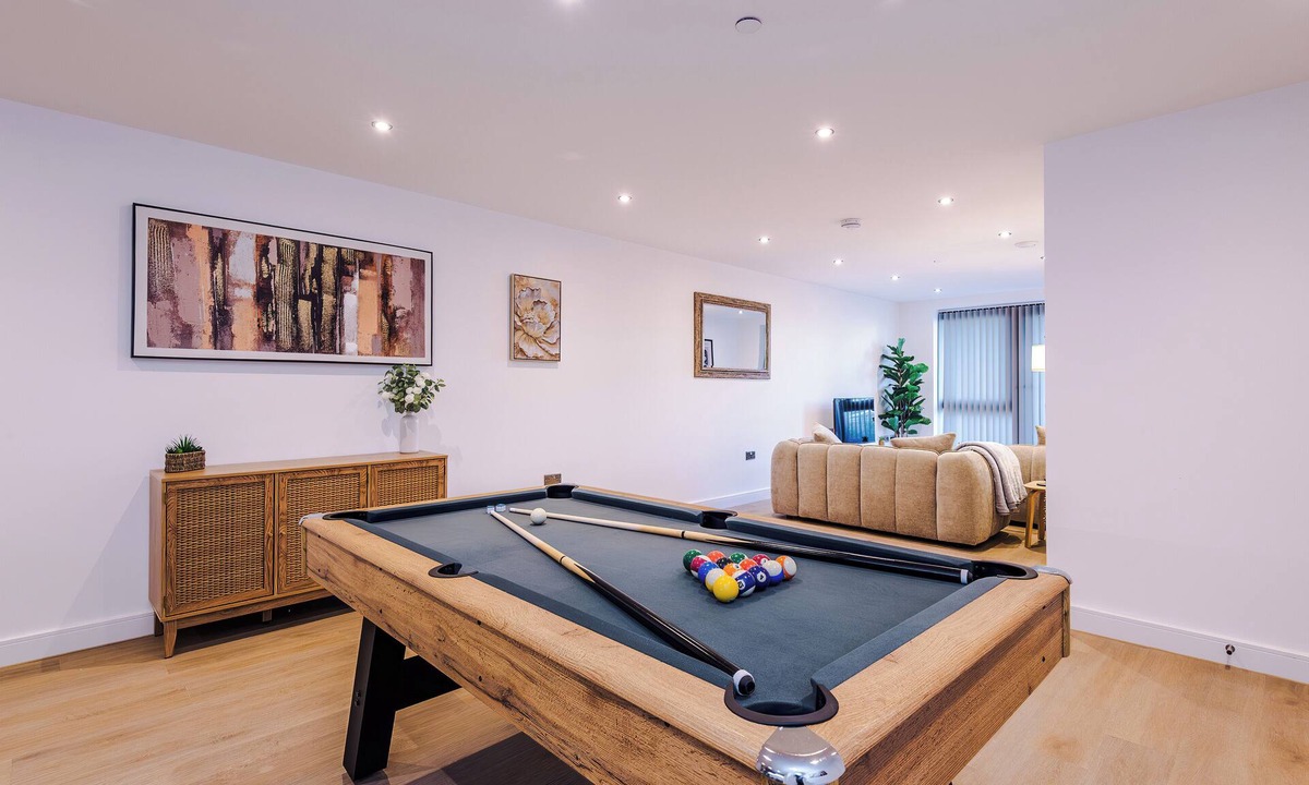 Harehills Apartment | Leeds City Centre 2 Bed/Pool Table + Parking
