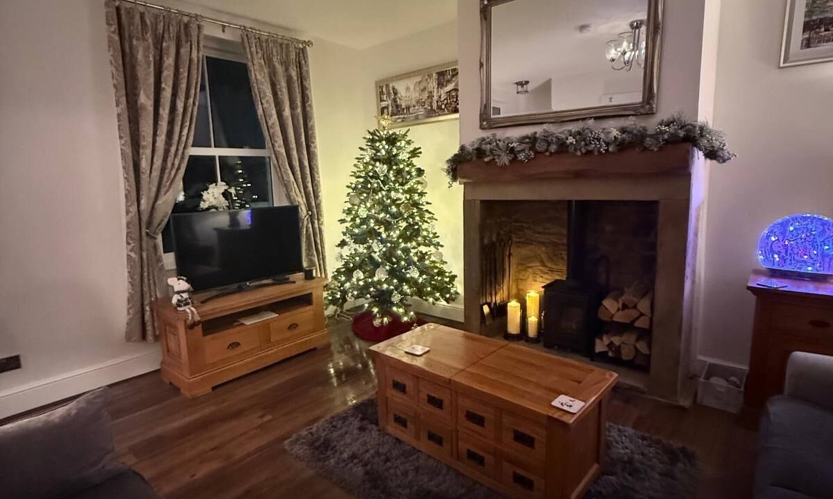 Ainley Top Cottage | Lindley Gem Heart of Lindley, sleeps up to 6, enclosed gardens, yards from Manor