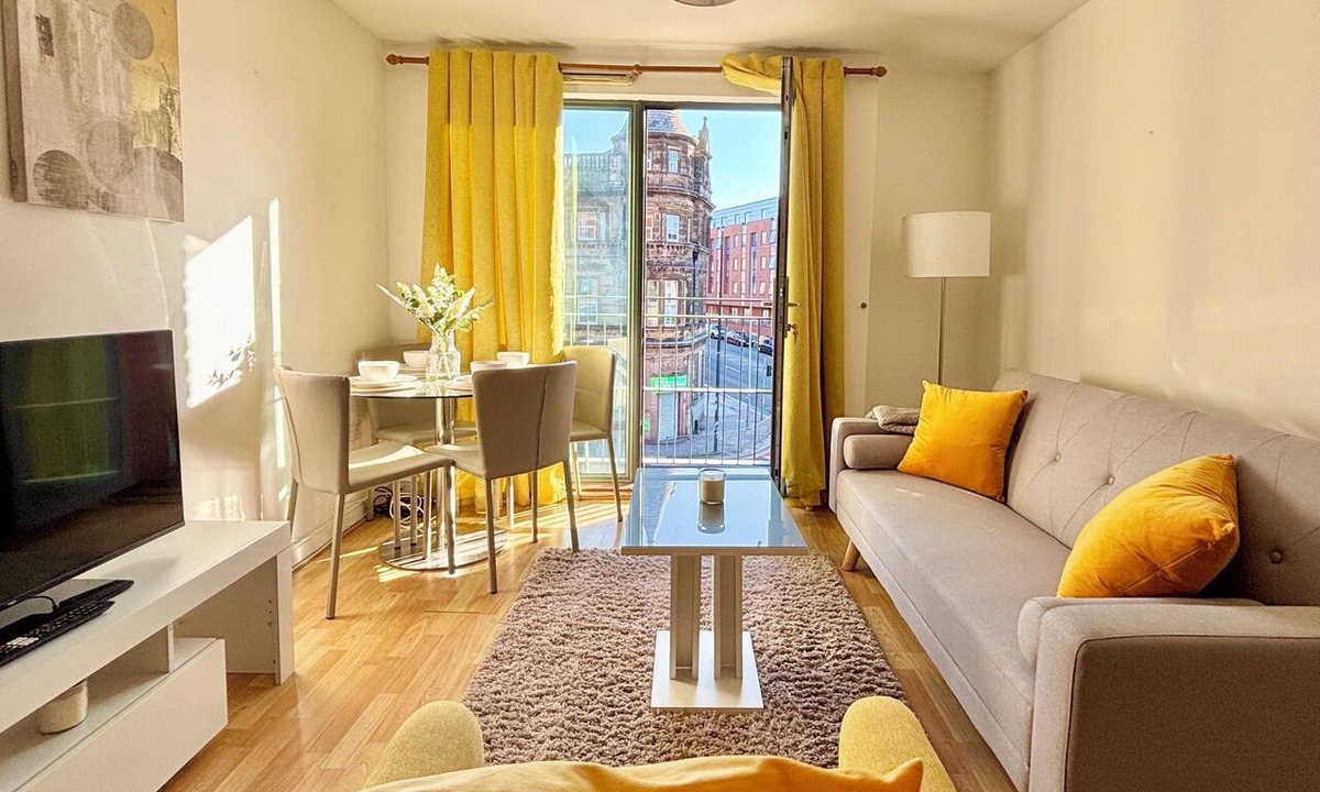 Liverpool Apartment | Liverpool City Gem - 4mins to Lime St - Parking - Fast WiFi - Near LFC & EFC