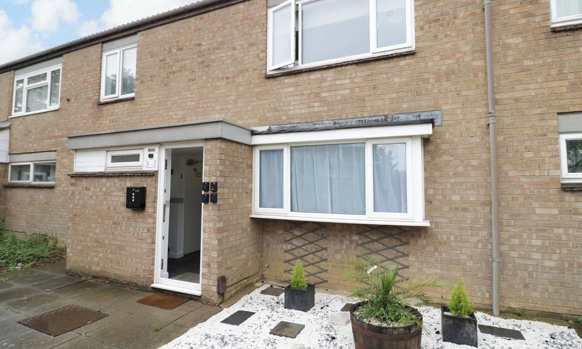Corby Cottage | LODGE PARK, pet friendly, with a garden in Corby