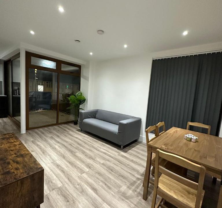 Loxford Apartment | London Cosy Apartment in East London