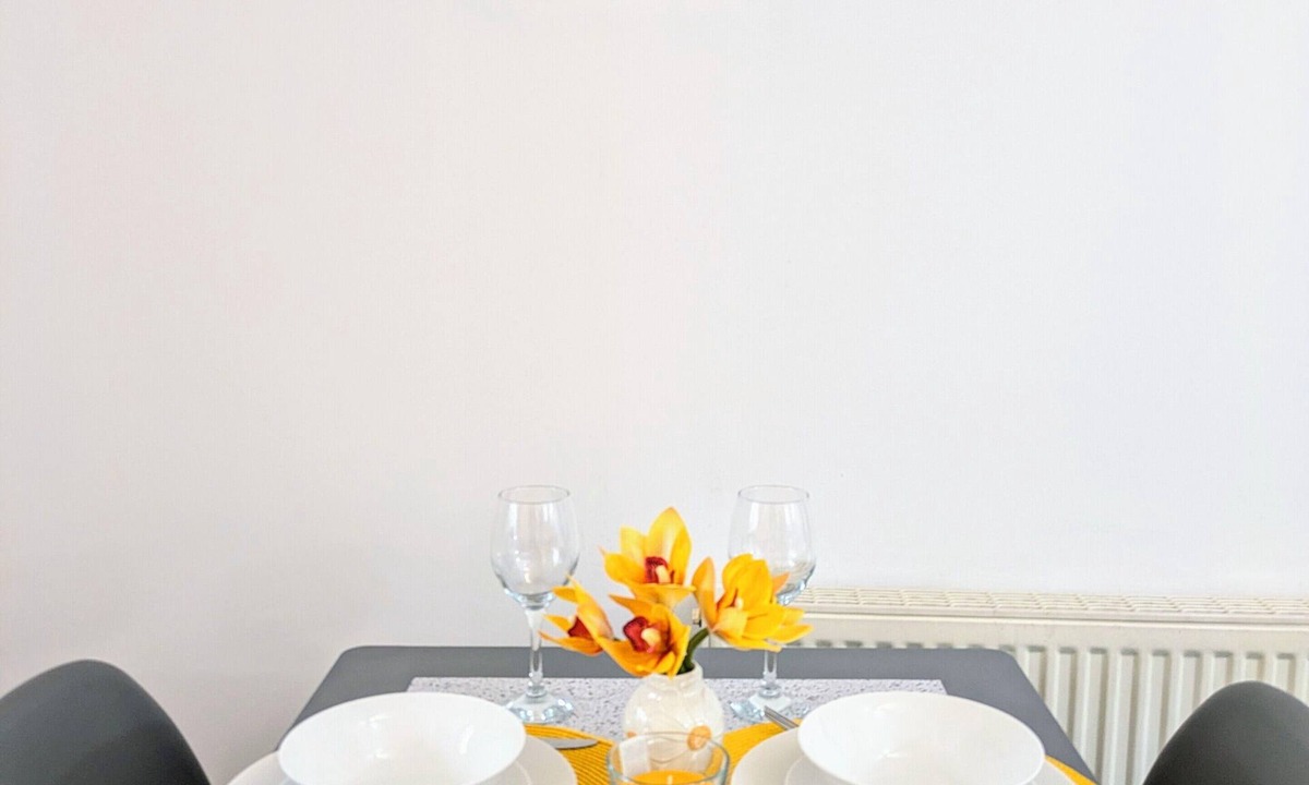 West Hendon Apartment | London Studio centrally located, minutes from train stations