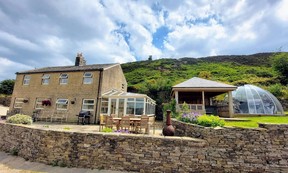 Hepworth Cottage | LONG ING FARM, pet friendly, with hot tub in Hade Edge, Yorkshire