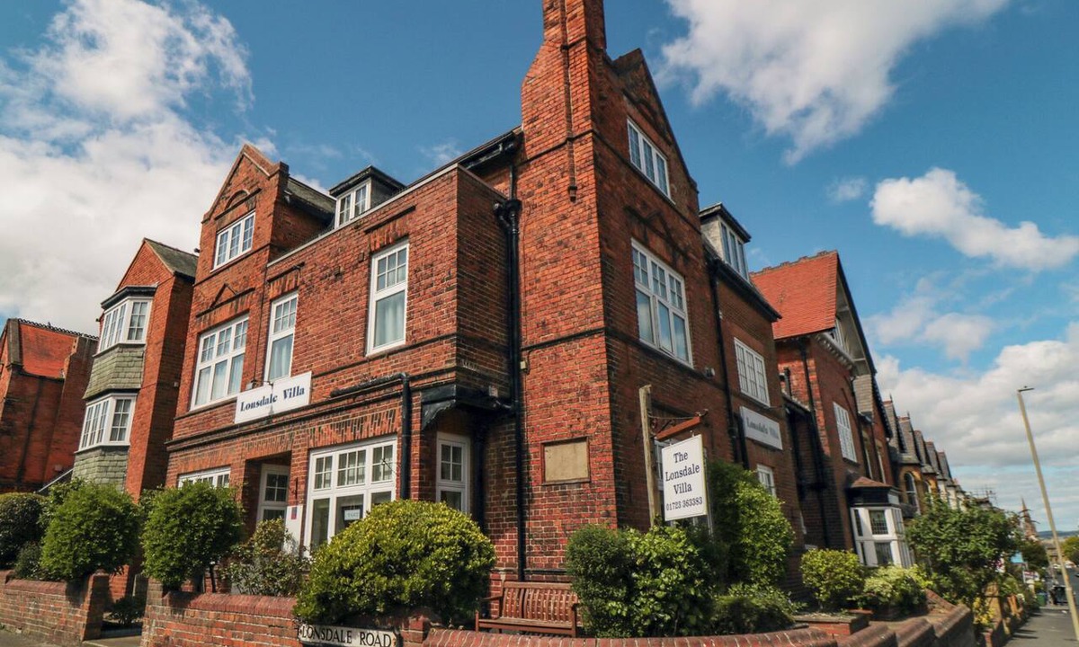 South Cliff House | LONSDALE VILLA, pet friendly, with hot tub in Scarborough