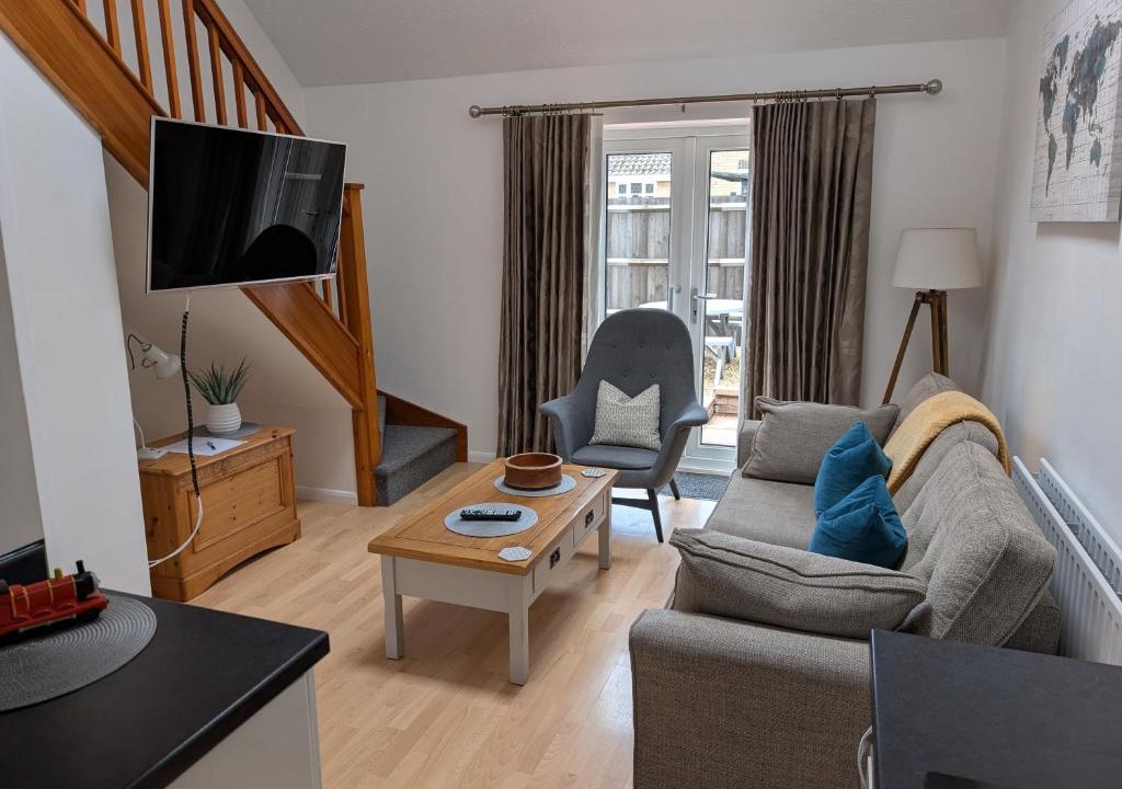 Newborough Apartment | Lovely 1 Bedroom House with Private Garden and Parking