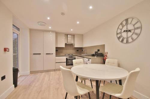 Askew Apartment | Lovely 2 Bed Garden Flat in Shepurds Bhush