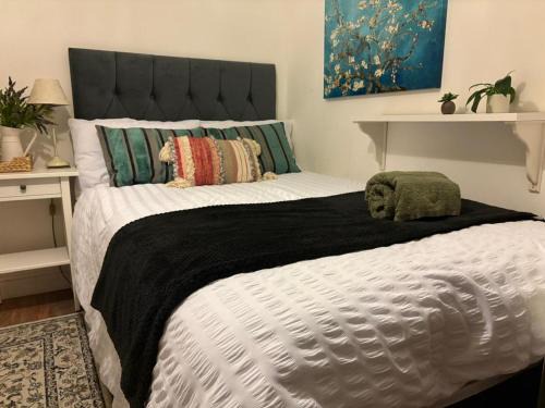 West Molesey House | Lovely Room with Garden View & Free Street Parking nr Hampton Court