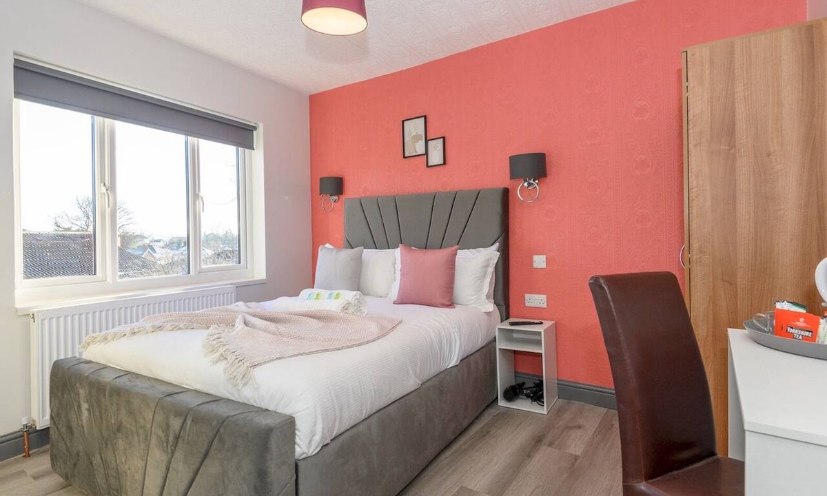 Leeds Apartment | Lower Wortley 3 - Couples Haven with a Shared Kitchen - Pass the Keys