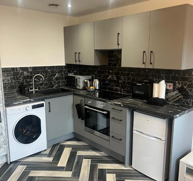 Peterborough Apartment | Lux Style Homes -1 BED APARTMENT close to City Centre - Free WIFI - Free Parking - Smart TV - Full Kitchen - Self Check In