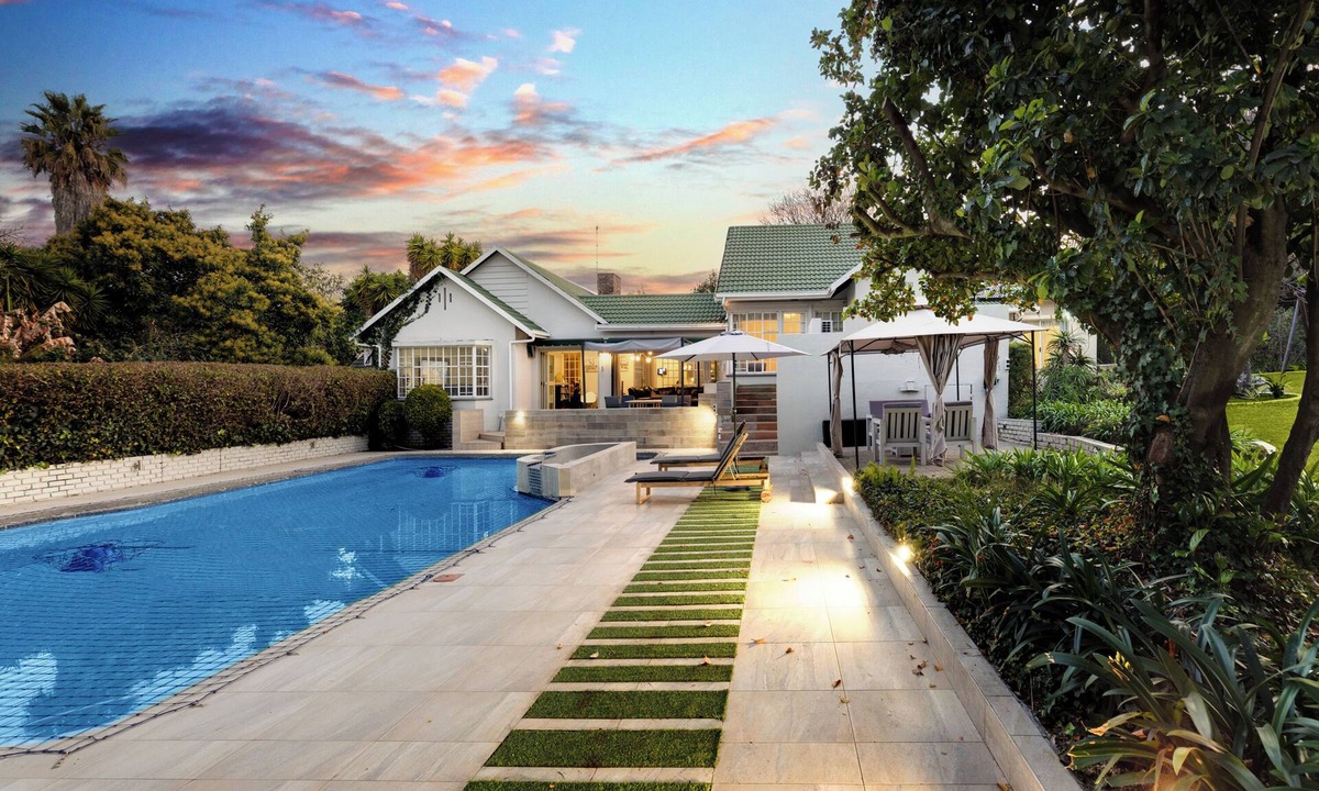 Greater Johannesburg Metropolitan Area House | Luxurious 5 Bedroom Bryanston Getaway