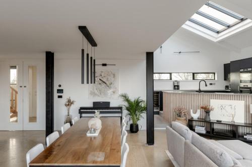 Ely House | Luxurious Retreat with Cinema Lounge