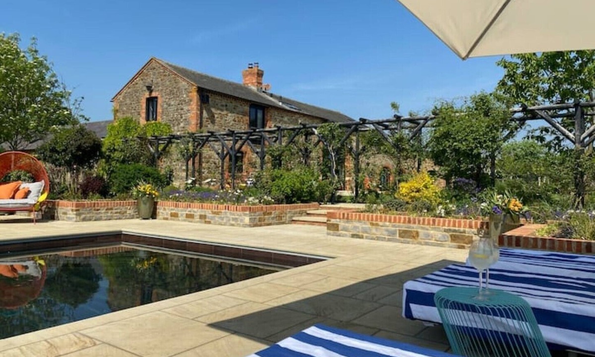Milton Malsor Bed & Breakfast | Luxury 3-Bed Countryside Suite with Pool & Hot Tub