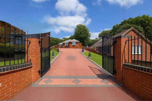 Cradley Villa | Luxury 5-bed Bungalow, Hot Tub, Games & Gated Parking