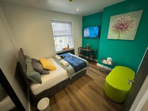 Elland House | Luxury 6-Bed House - 6 En Suite- Jaquzzi Baths - Private Parking - Suitable for contractors