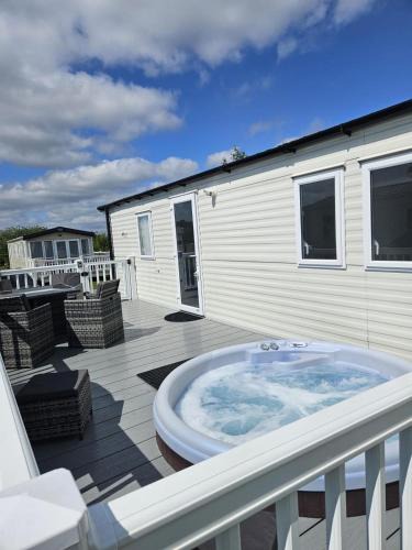 Tattershall House | Luxury Caravan 3 Bedroom 8 berth With Hot-tub guests 6 and above require a bond