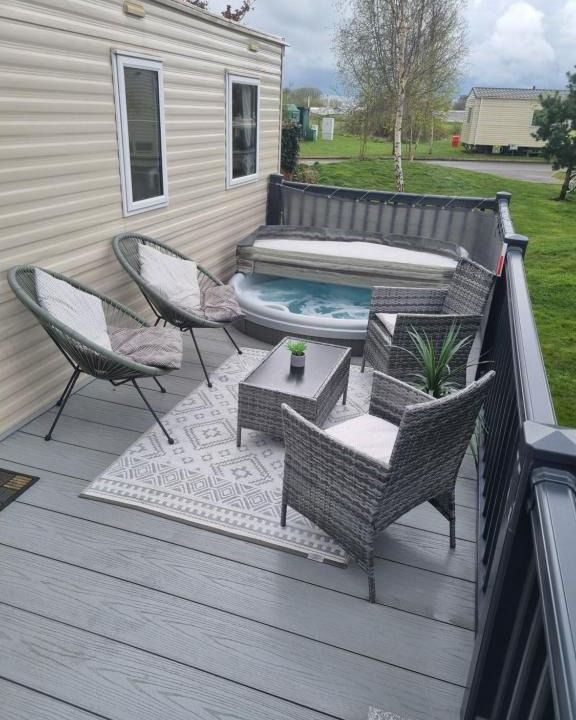 Dogdyke Resort | Luxury caravan and Tattershall lakes with private hot tub and WiFi