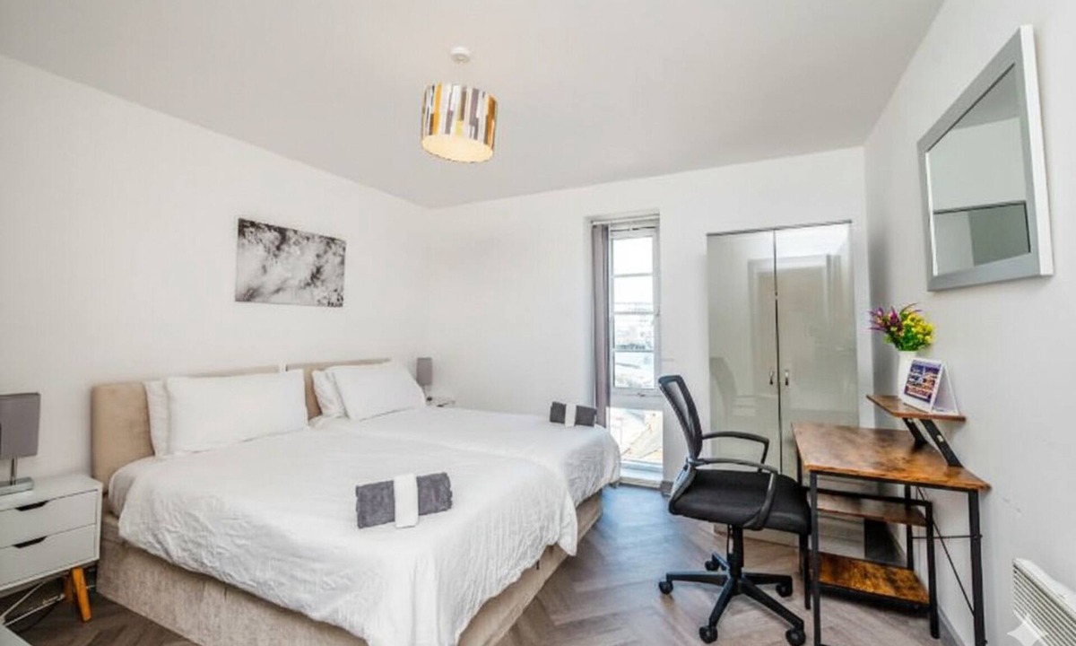 Theatreland Birmingham Apartment | Luxury City Flat ✦ Steps to O2 Academy & Dining