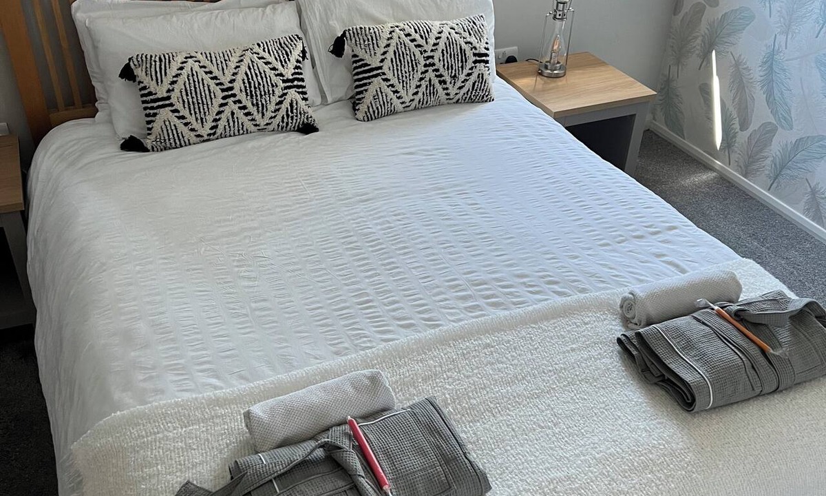 Cayton Bay House | Luxury Clifftop Beach House: Panoramic Sea Views, FREE Hot Tub & Games Room