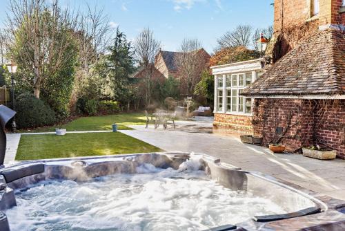 Amerton House | Luxury Detached House in Large Private Grounds, with Outdoor Jacuzzi and Sauna