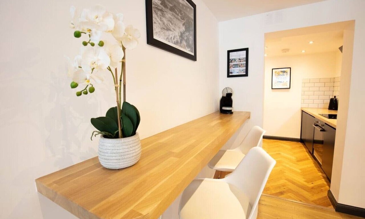 Coldharbour Condo | Luxury Flat w/KING bed & garden + Steam room!