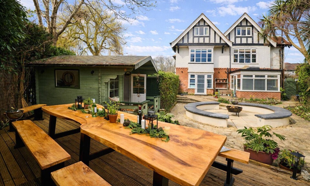 New Forest District Apartment | Luxury Group Retreat, Fire Pit, Al Fresco Dining