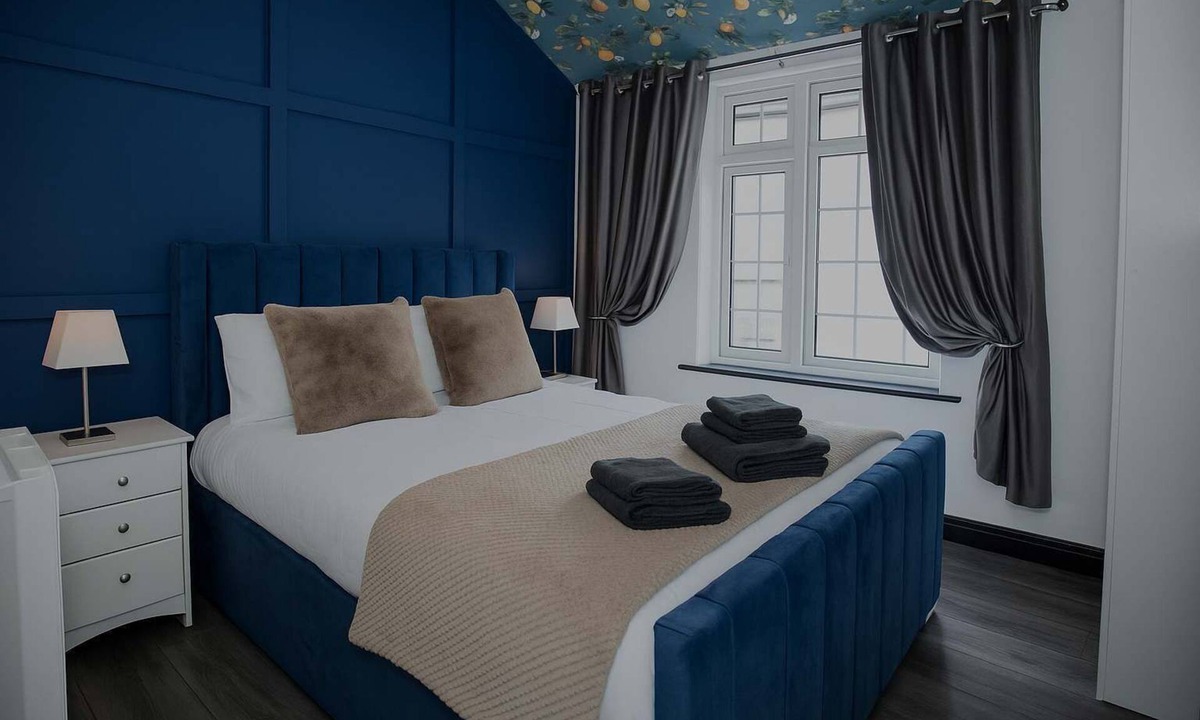 Warrington Apartment | Luxury King Suite, Smart TV, Super Fast Wi-Fi