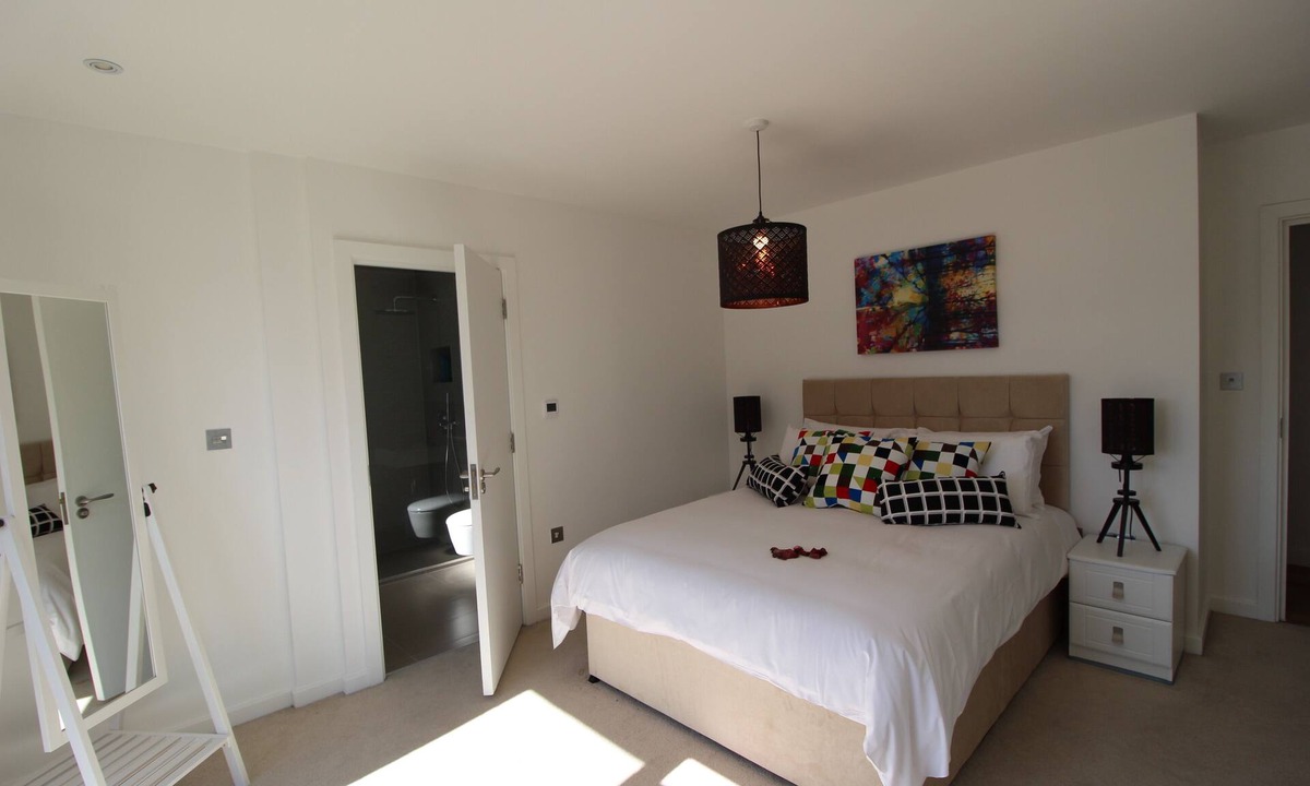 Canary Wharf Apartment | Luxury Modern 2 Bed Room 2 bathroom River View Apartment In Canary Wharf