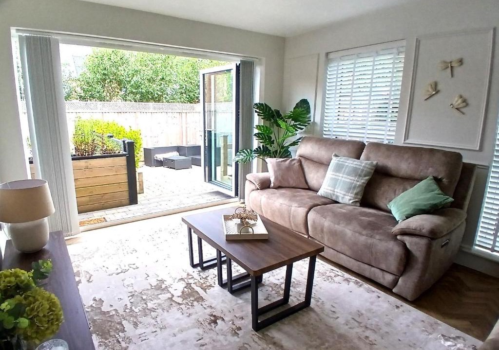 Louth House | Luxury Modern Bungalow Louth with parking - Close to Riverside Walks & Pub