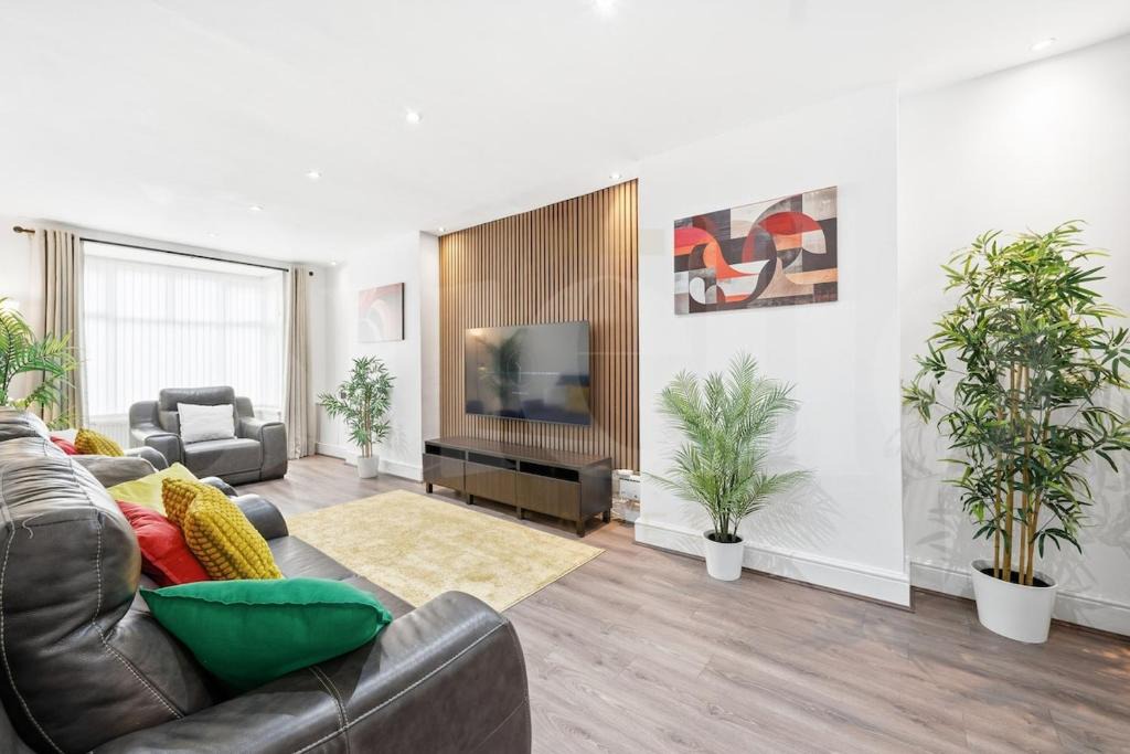 Smethwick House | M5 3bed 2Bath Professionals and Families Parking Premium Beds Electric Sofa Recliners Smart TVs Netflix Underfloor Heating Instant Hot Water FastWifi