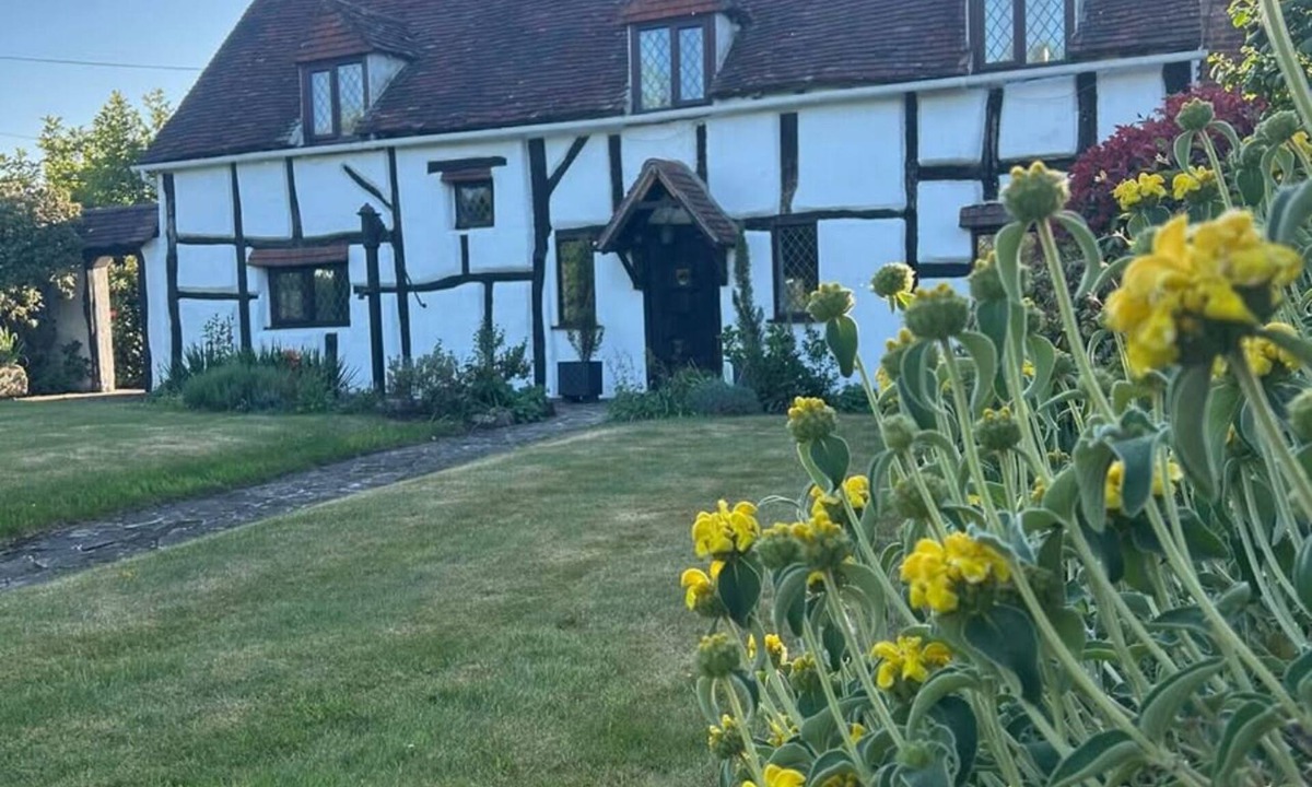 Lapworth Cottage | Magical 16th Century Tudor Cottage-M40, NEC, Warwick Castle, Stratford Upon Avon