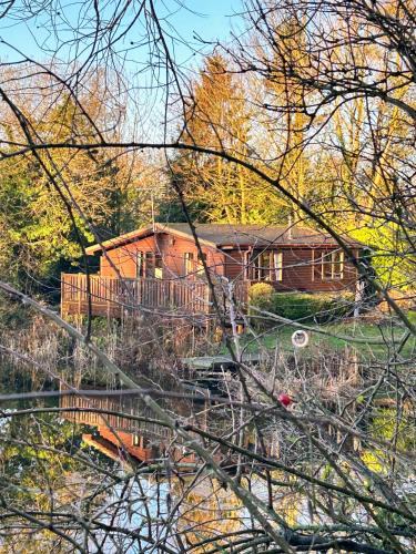 Pocklington Ski Chalet | 'Mallard' Secluded Fishermans Lodge