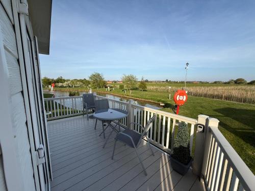Chapel Saint Leonards Apartment | Meadow Lakes 10 - Golden Palm Resort - overlooking fishing lake - wifi, bed linen - Meadow Lakes Caravan & Lodge Hire